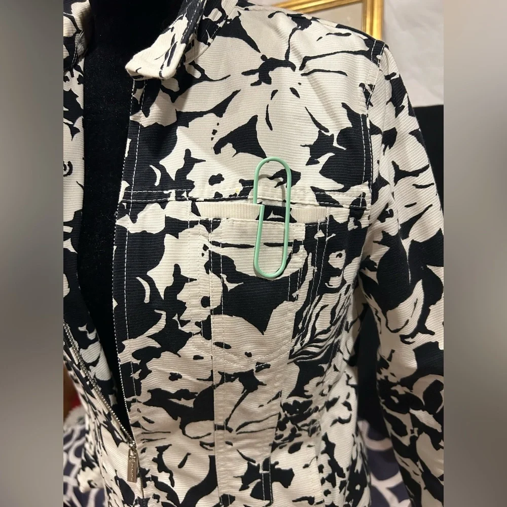 Rare Jones NY Jean Jacket, floral print 4 pockets with collar. NWOT Amazing!! - Picture 9 of 12